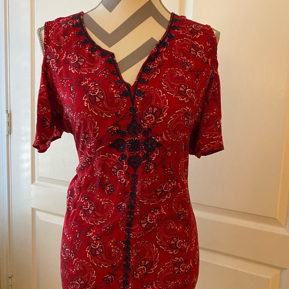Misses Super cute cold shoulder top. In absolutely perfect condition, no flaws.